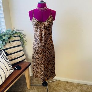 Leopard Slip Dress is the elevated essential for any occasion.
Size Xs NWOT